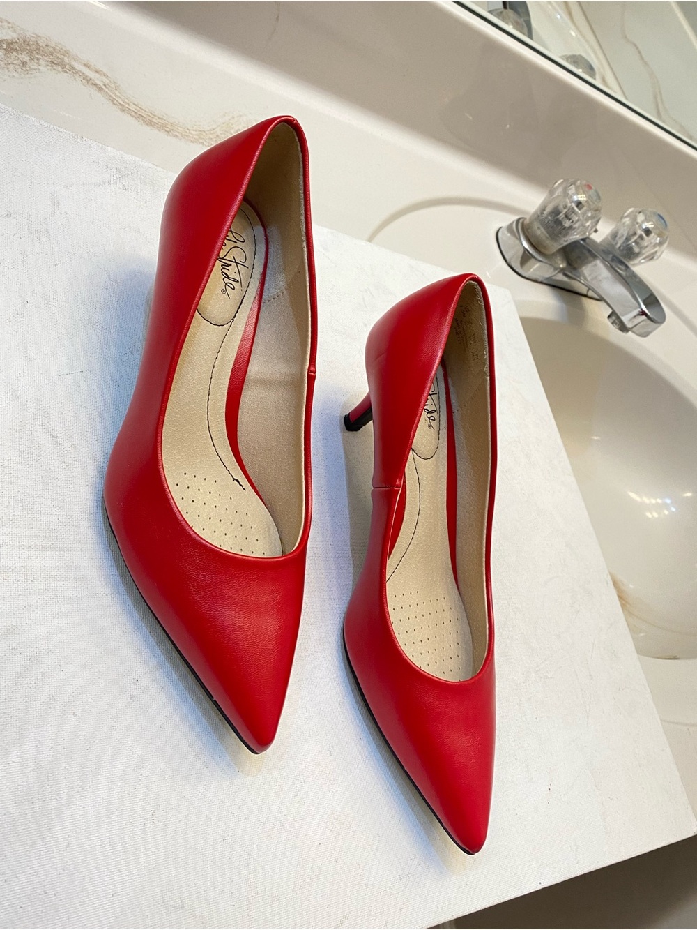 Life stride women Sevyn pump in red, Size 7.5M great condition clean interior